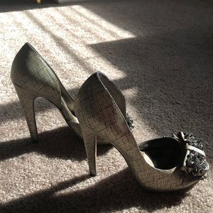 SZ 6 Sam Edelman gold and black pump